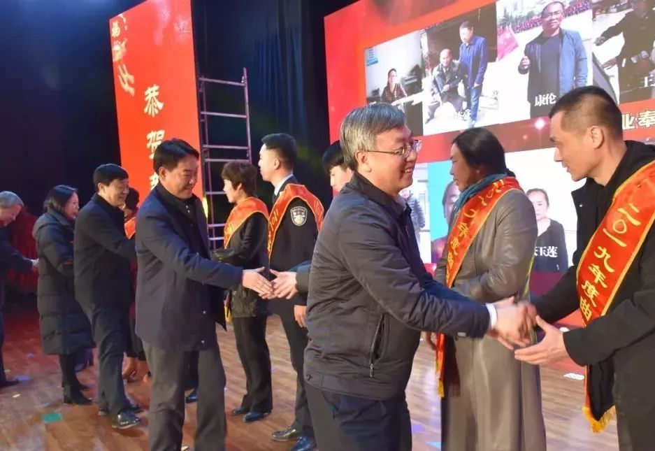 王芃,石志新,马锁红,郭义明,顾振亮等县领导观看演出,并为"曲阳好人"