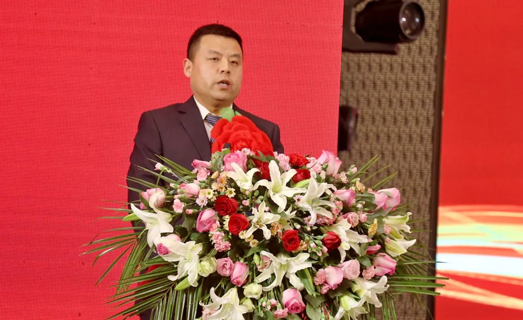 先进集体代表略钢公司炼钢厂厂长苟建文,优秀干部代表宝鸡东岭公司