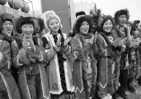 大部分雅库特人原本过半游牧的生活,冬季住处是覆土的圆木小屋,在中国