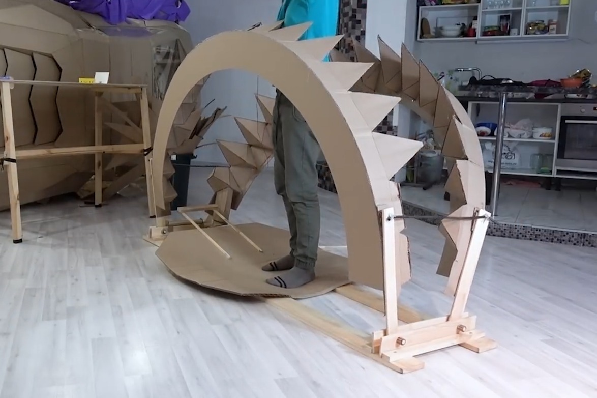 小伙用纸壳制作巨大捕兽夹,抓住自己女朋友,十分有趣