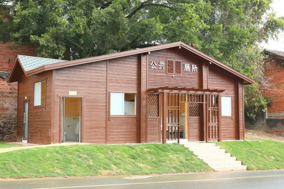 城区3个木屋公厕已经建成,2个正在加快建设,人性化的公共卫生间在身边