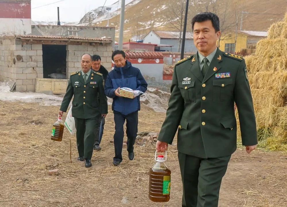 情暖新春真心帮扶真情送暖同德县人武部把温暖送到家门口