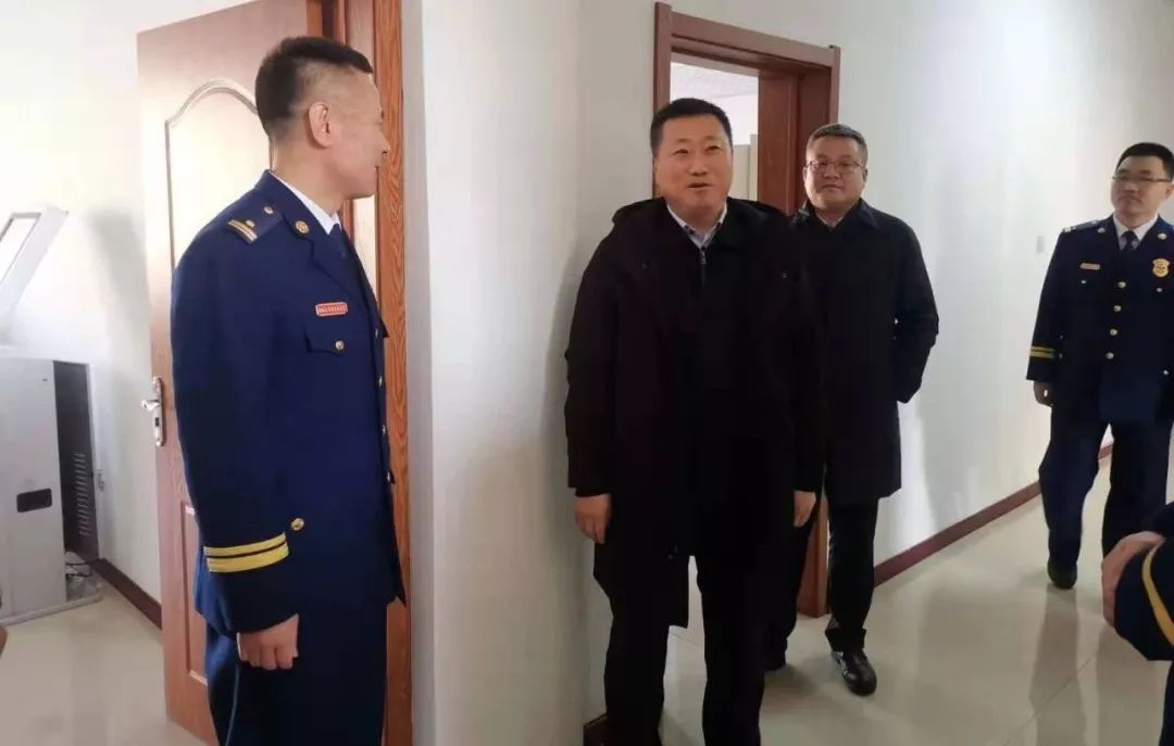来到高新区消防大队,王振涛说:"新春佳节本应合家团圆,你们却在这里