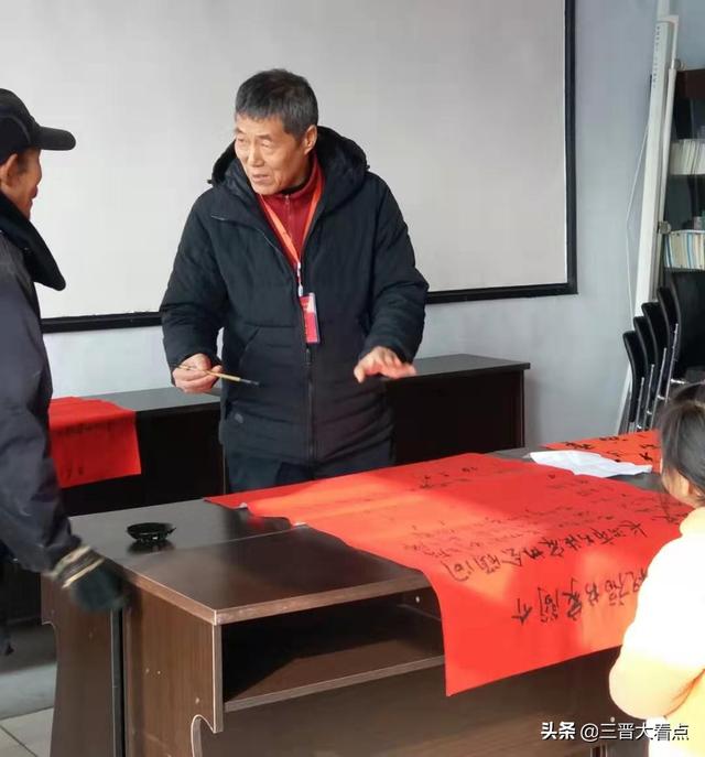长治书法家李宝琦老师携几位书法家走进基层写春联
