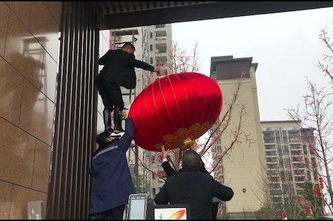 年關將至,碧桂園各小區陸續為新春佳節的到來預熱,掛燈籠,寫福字,貼