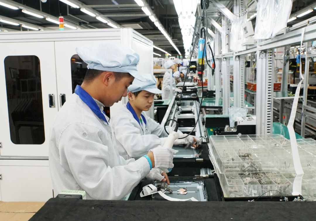 同属电子信息企业的翊宝,其穿戴产品生产线春节也不停工,为保证年后的