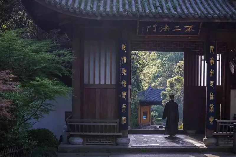 除了是一名僧人,他还是一名摄影师,从他的镜头中拍出来的照片,再配合