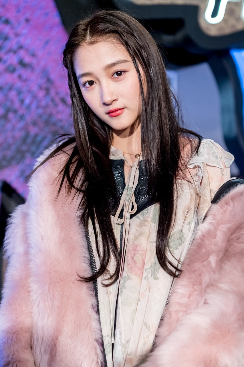 关晓彤的皮草穿搭少女感十足,大长腿抢镜