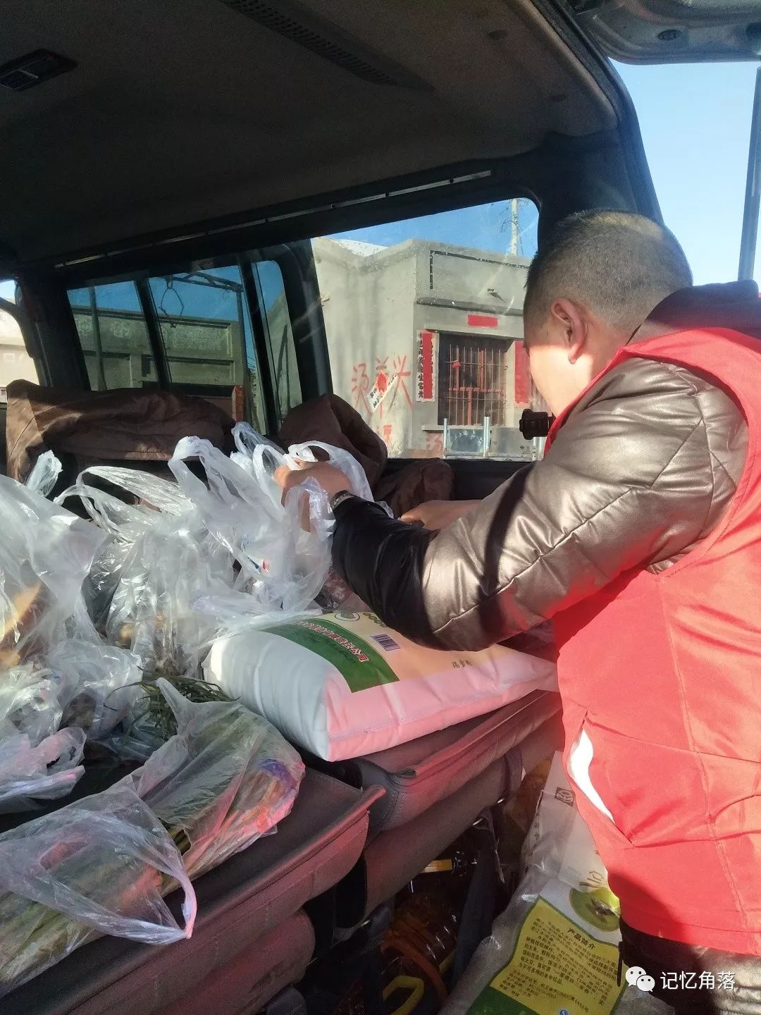 角落记忆志愿者将爱心物资分发给孤寡老人残疾人家庭