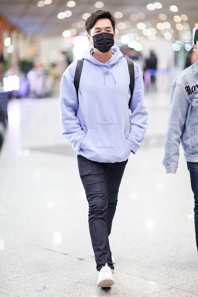 张若昀的蓝色卫衣穿搭,少年感十足