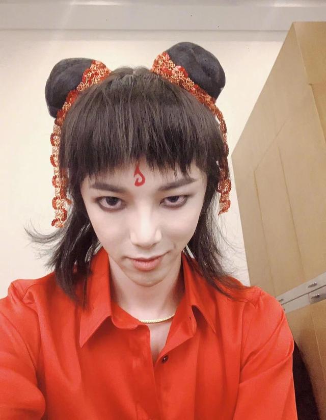 近日华晨宇晒出一组破次元壁的哪吒cos自拍,双丸子头,黑眼圈眼影再加