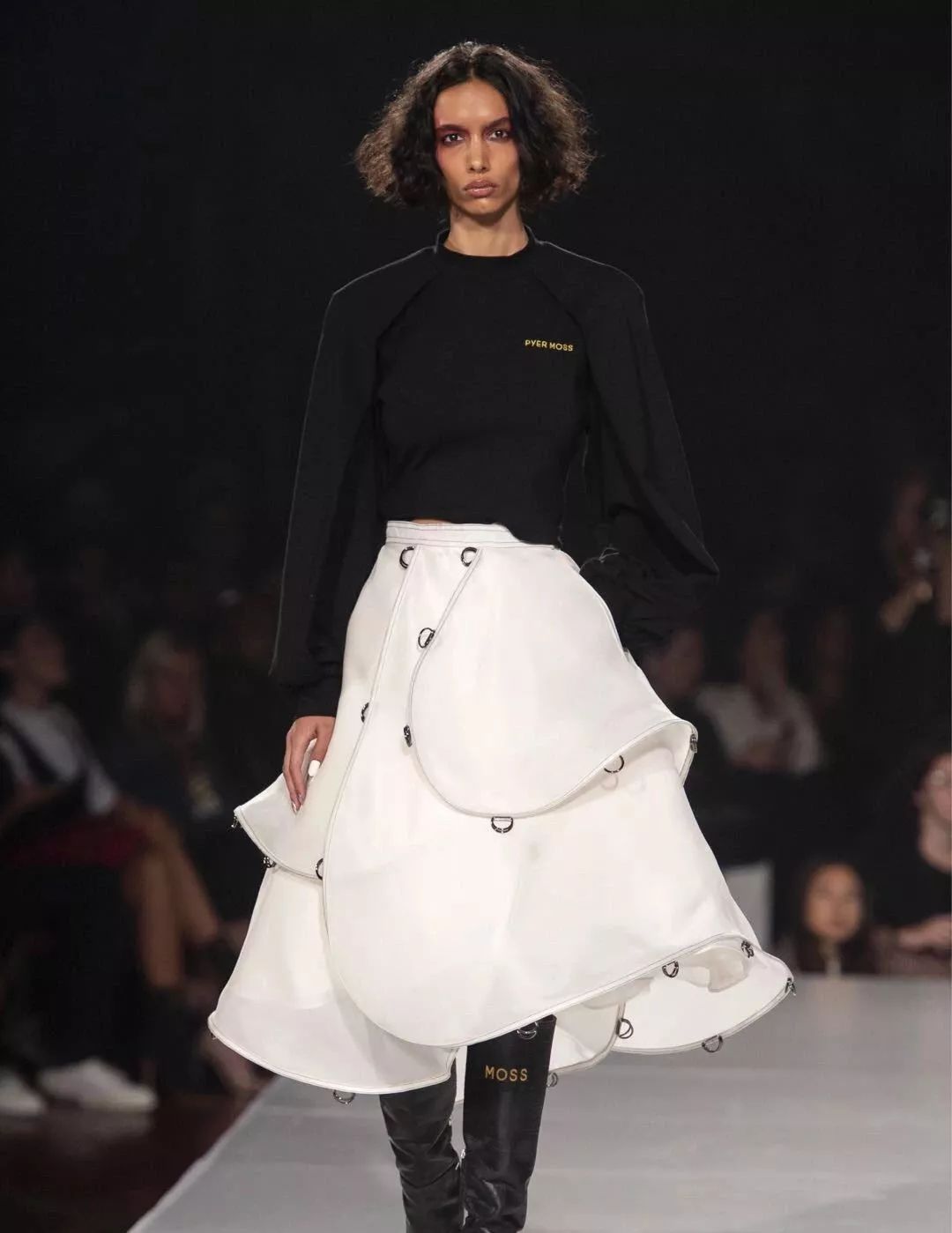 有趣的廓形造型丨2020-2021服装设计流行趋势