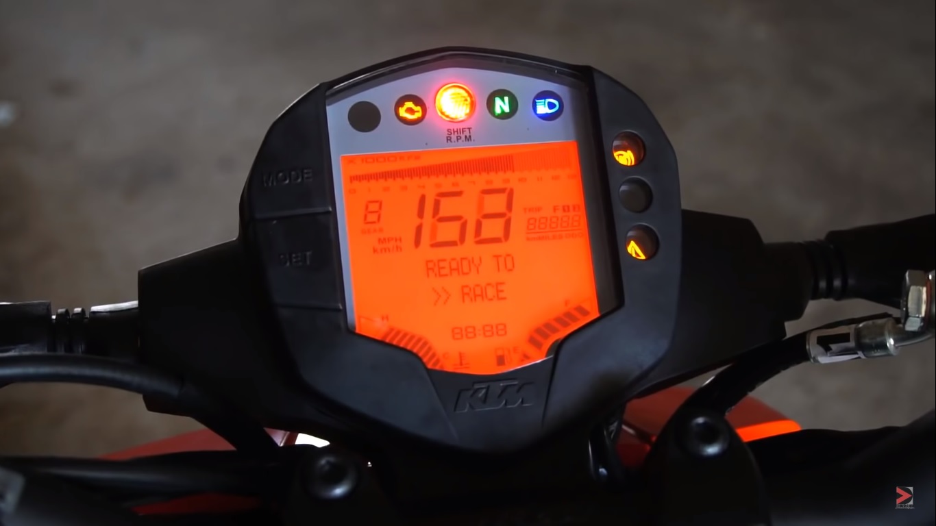 升级后,ktm 250 duke将保留旧的橙色背光仪表.