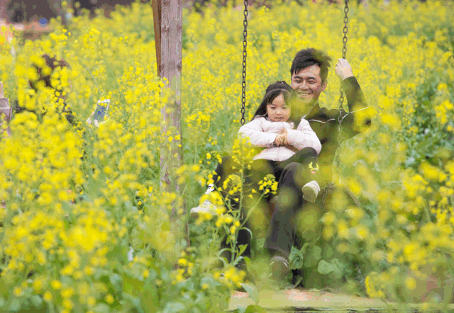 百花园集合了郁金香,玫瑰花等近百种花卉,是一座犹如童话般的缤纷花园