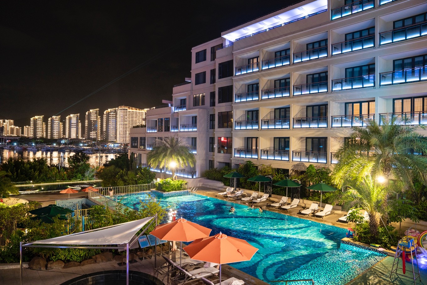 鹿回头山脚下高性价比酒店直面三亚市中心装修更受年轻人喜爱