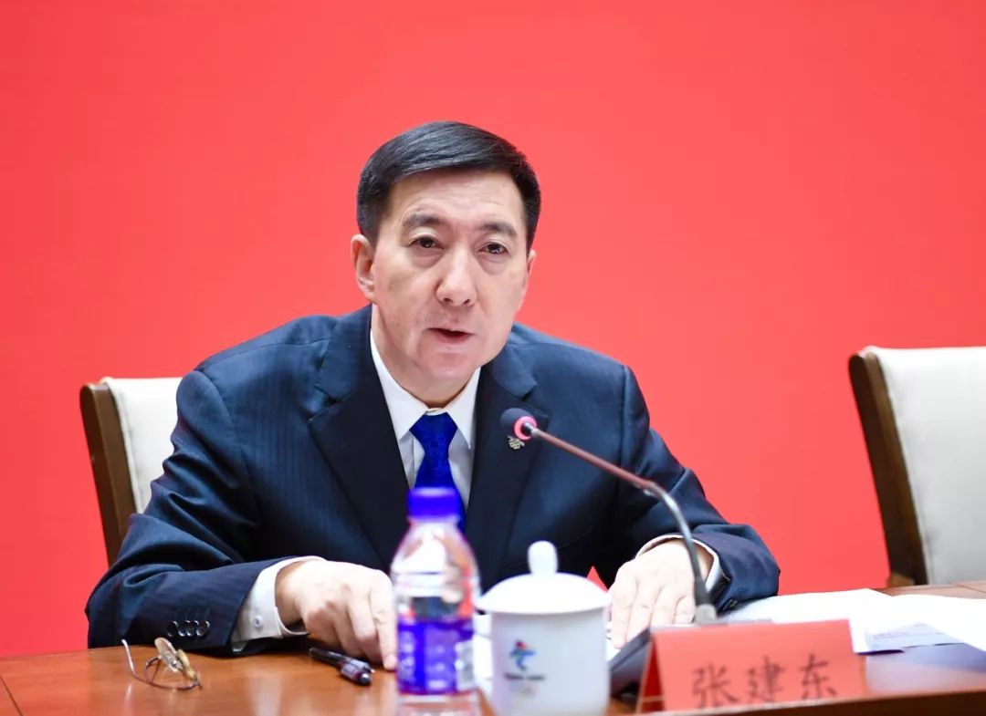 代表团副团长,市体育局副局长陈杰主持会议.