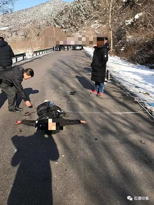 延安一女子横尸马路双手还有被割伤痕自杀还是他杀