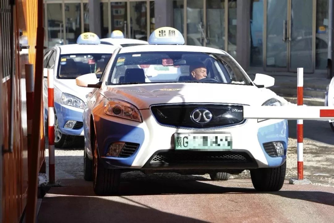 beijing北汽新能源的专家走进崇礼的出租车公司,为司机师傅做培训