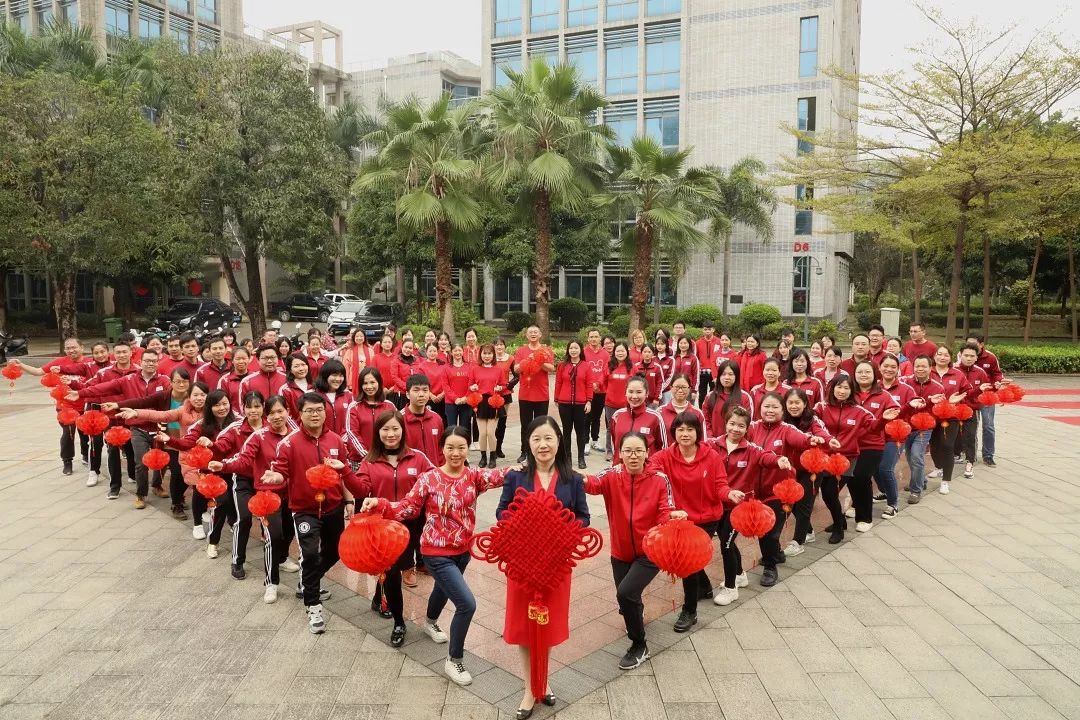 气势高昂喊祝福!火红灯笼贺新年!