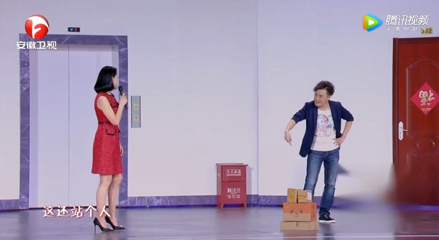 小品的气氛中"我的妈哎,都在等着看我啊"周群一开口《楼上楼下》这碗"