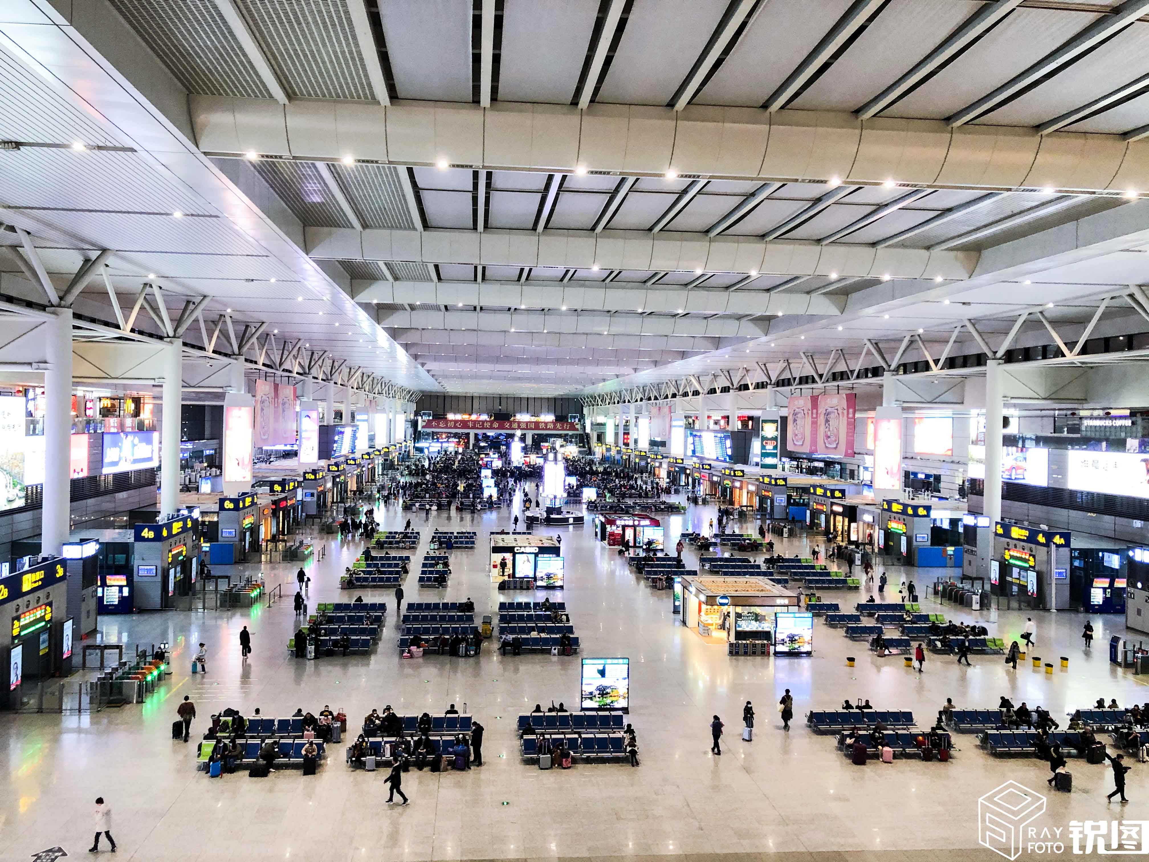 原创实拍除夕前夜的上海虹桥站旅客稀少行色匆匆几乎人人戴口罩