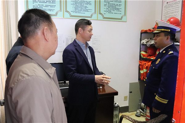 1月21日,东兴市副市长唐吉春率应急,消防,文旅等单位执法员,深入开展