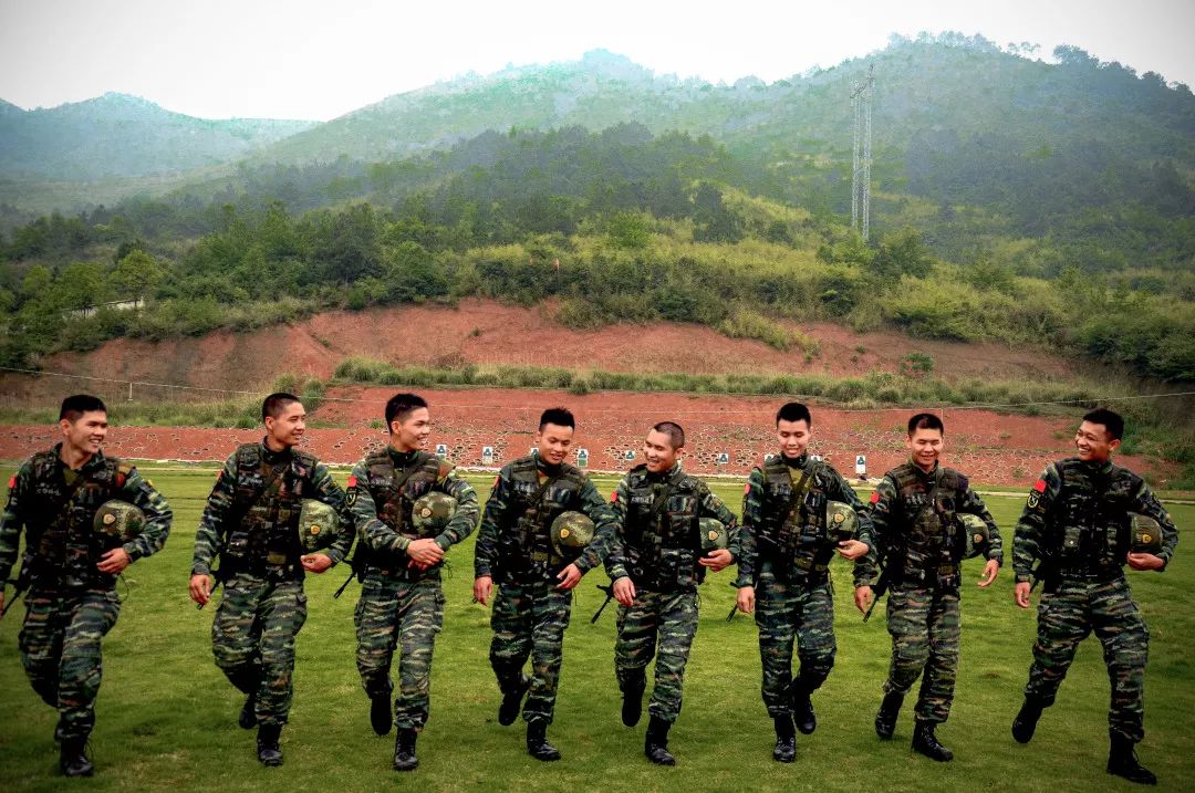 军人我们都只有一个心愿以青春履行使命用青春报效祖国我们以爱国和