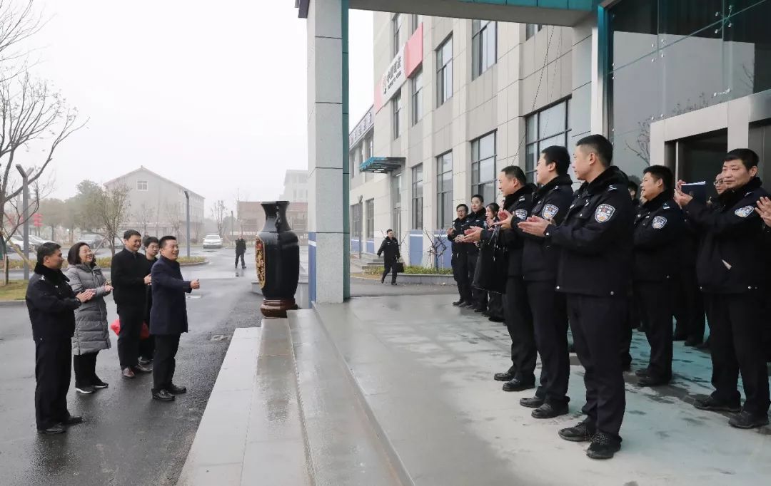 宜兴市丁蜀专职消防队宜兴市公安局交通警察大队丁蜀中队向一线工作者