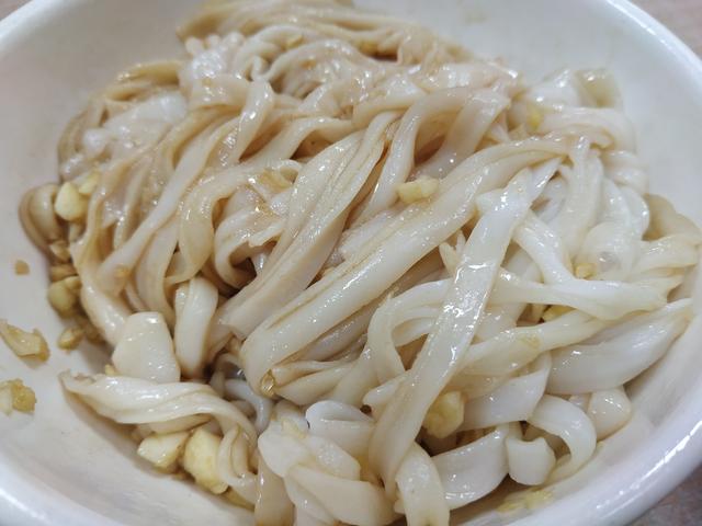 来广东茂名旅游,6元即可品尝当地的早餐经典黄金搭档:白粥捞粉