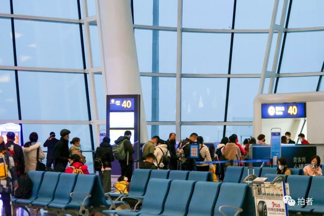 多图直击武汉10点封城机场旅客排长队改签