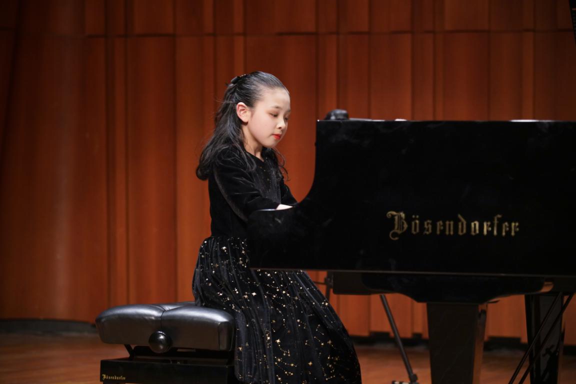 (中央音乐学院附小 王芷萱)音乐会下午场有75名普通小琴童在这种专业