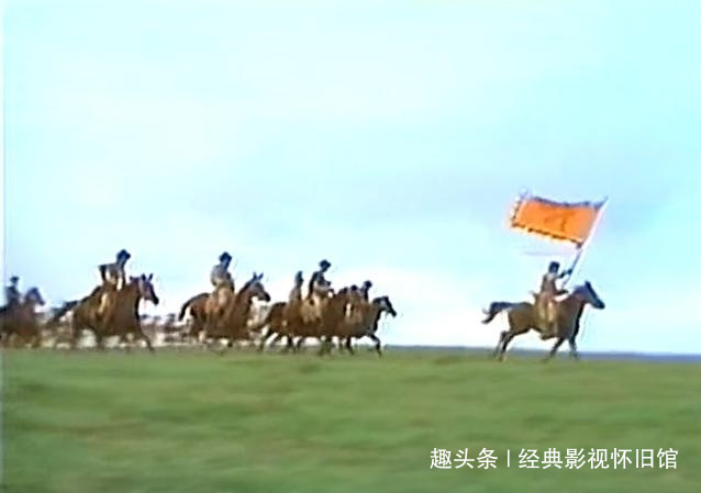 83版《射雕》:第四集和第八集骑马打仗的镜头,其片断重复使用