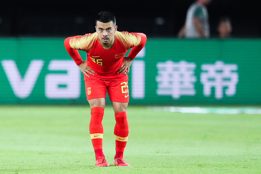 国脚李可戴口罩提醒大家注意防护!球迷:戴不起这高级口罩_国足