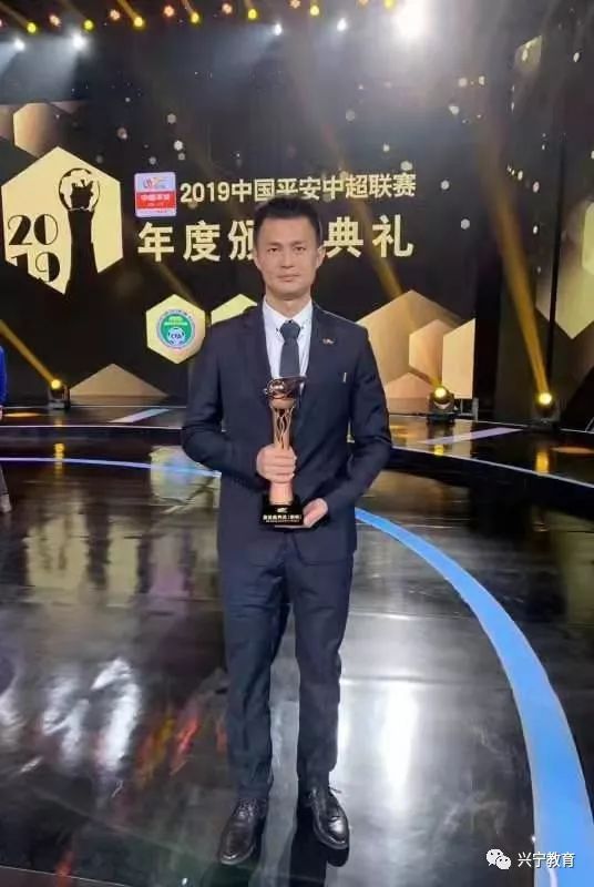 足球国际级裁判李海新回母校宁中中学指导校园足球工作