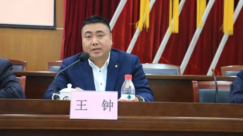 会议由镇党委书记徐镜跃主持.全体镇干部,各村书记,主任参加本次会议.