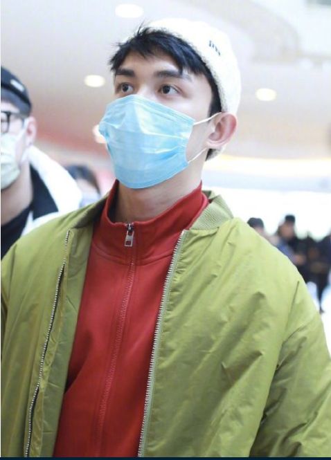 明星集体防疫:巩俐很严实,王源上车仍不舍摘,王嘉尔戴得太随意_口罩
