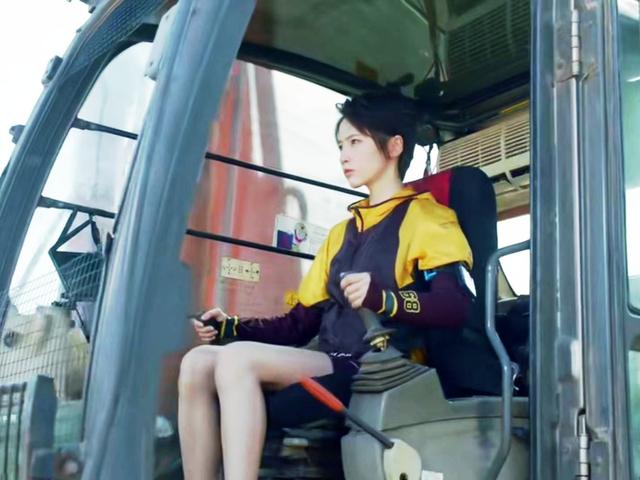 成果开挖掘机成诸葛大力日常穿搭活泼青春却成男生初恋女神
