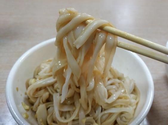 来广东茂名旅游,6元即可品尝当地的早餐经典黄金搭档:白粥捞粉