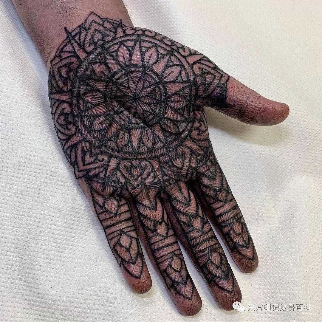 手心纹身对双方都是严峻的考验