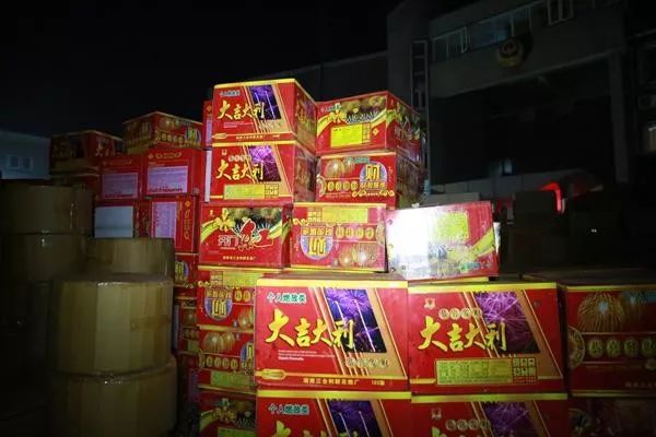 违法行为,被盱眙警方处行政拘留5日,其非法运输的20余箱烟花爆竹已被