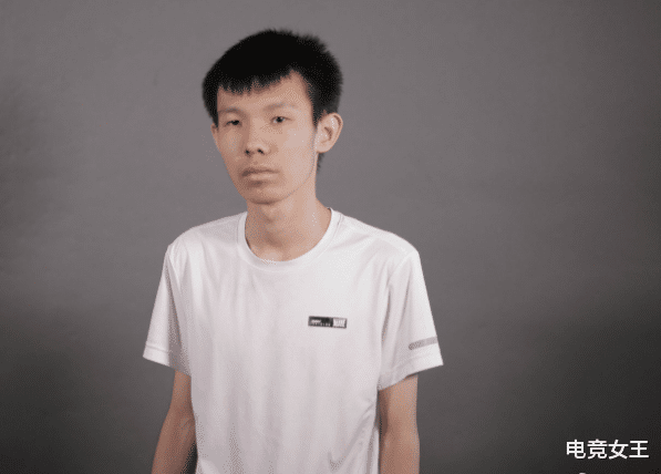 张嘉文吐槽炫神就他还上第一他打钻石局都费劲