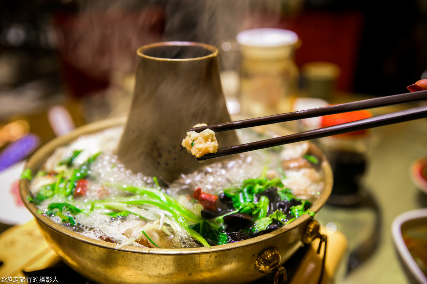 我们还点了铜锅羊肉烩菜,麻花炒碗托,羊肉碗托等特色美食.