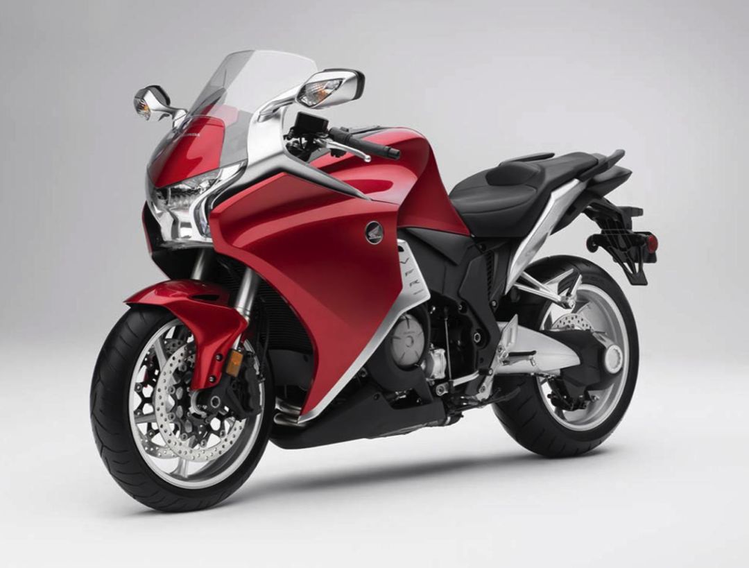 本田v缸机械增压运动街车专利图细节更新,将是新款cb1000r的大改款?