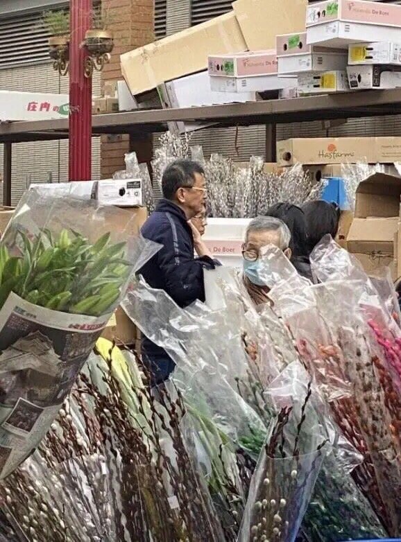 当天王家卫的妻子陈以勒也和老公一起现身,可以看到陈