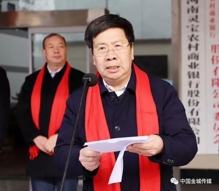 赞灵宝市领导登门为先进人物送牌匾