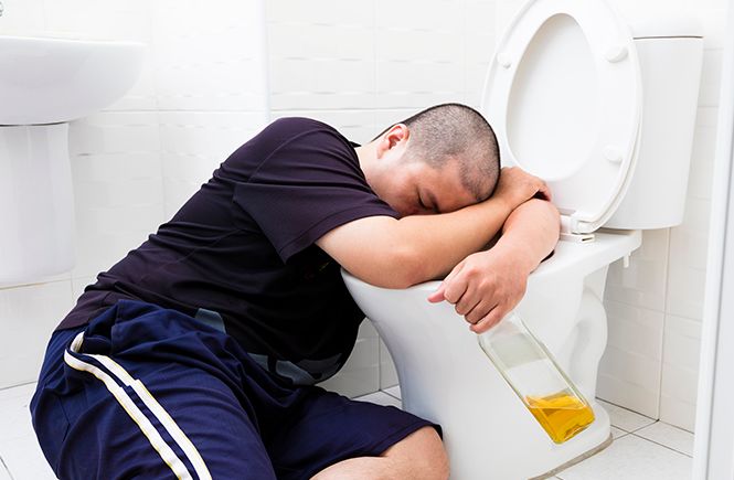 难受的昏天暗地,于是使出大多数人用过的醒酒方法:用手指抠喉咙催吐