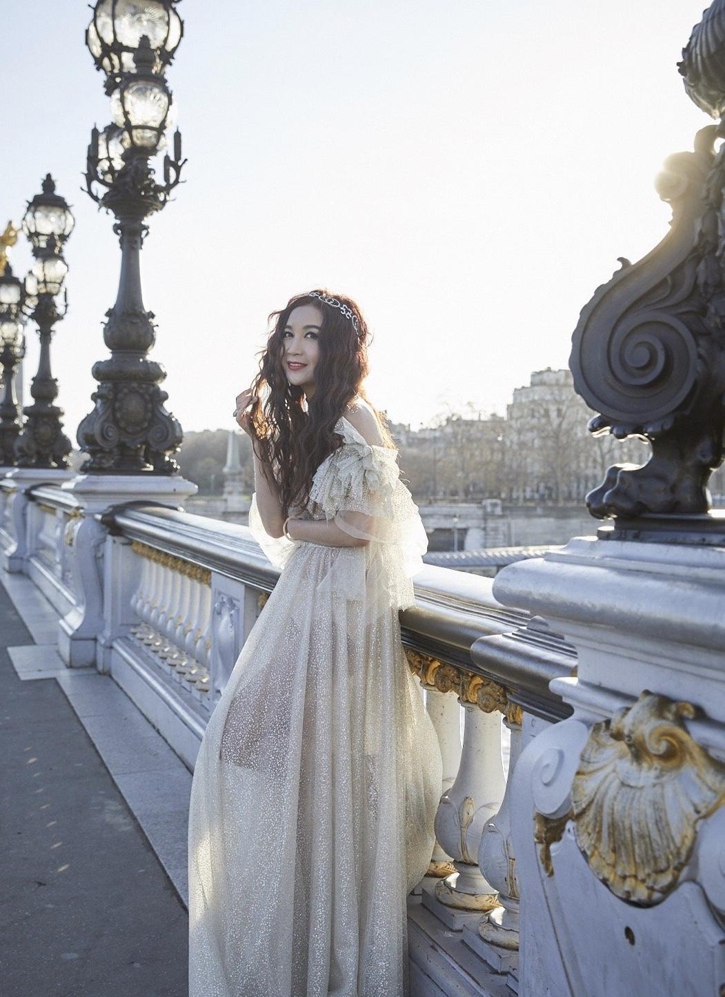 原创53岁温碧霞穿衣真大胆卷发造型配白色雪纺长裙优雅大气又减龄