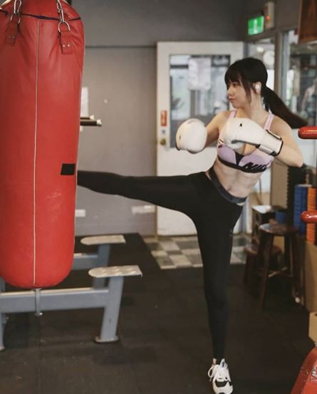 关之琳大秀腹肌撸铁照迷倒众生