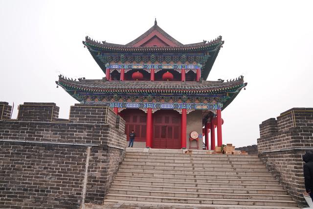 城门北侧是古马道遗址博物馆,听讲解员介绍,现在的开封城是城摞城