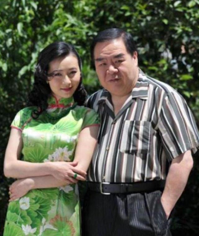 之前还有很多人因为郑则仕的妻子比她小14岁而不满,不过在得病期间他